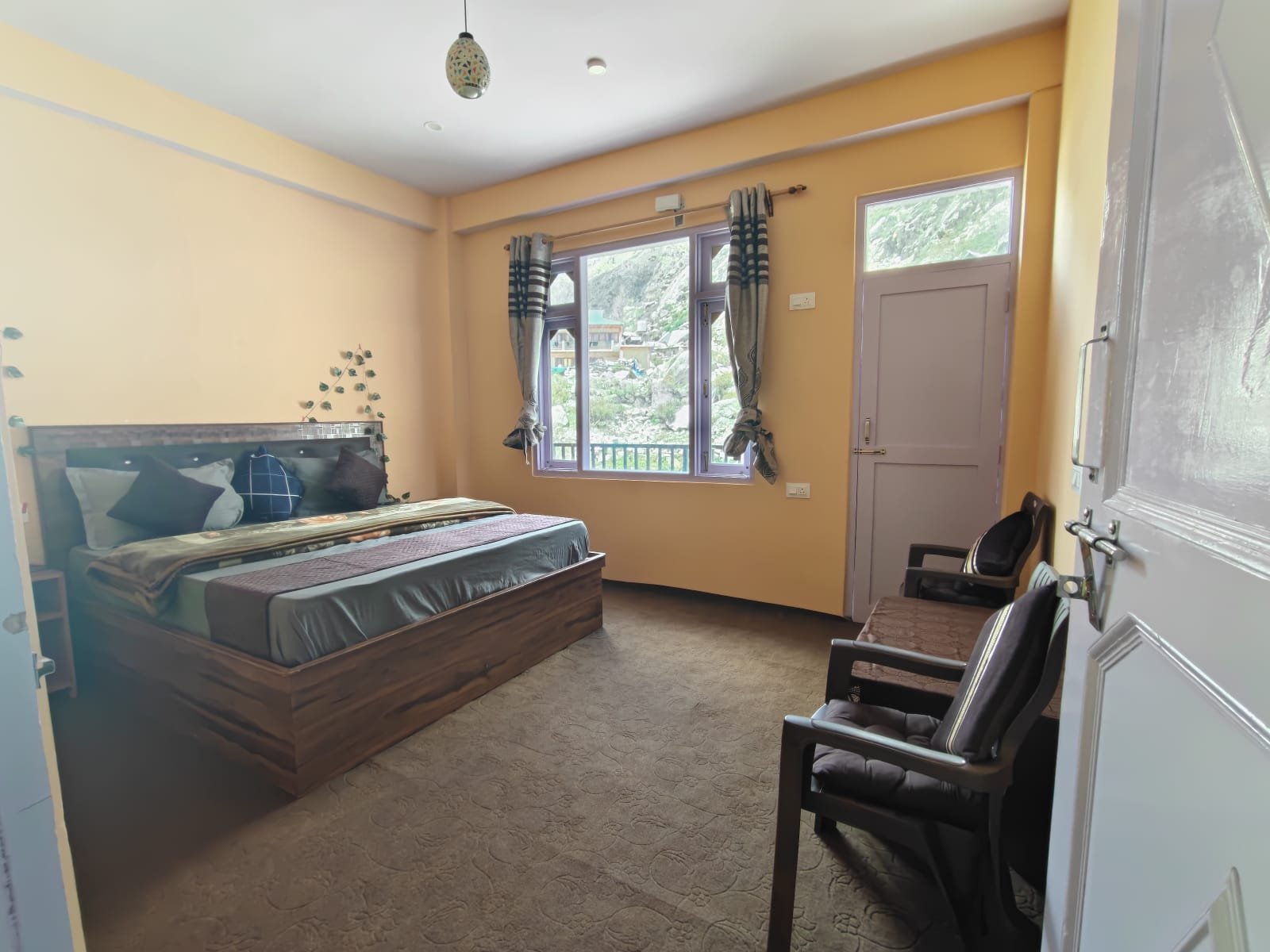 Semi Deluxe Room 