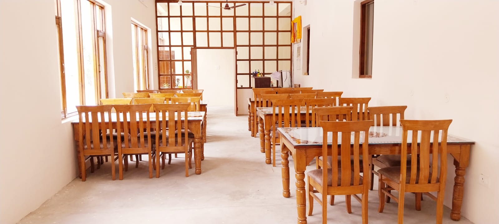 Craving a hot meal in Spiti? Ridge & Roots hotel features a cozy in-house restaurant in Tabo serving fresh food.