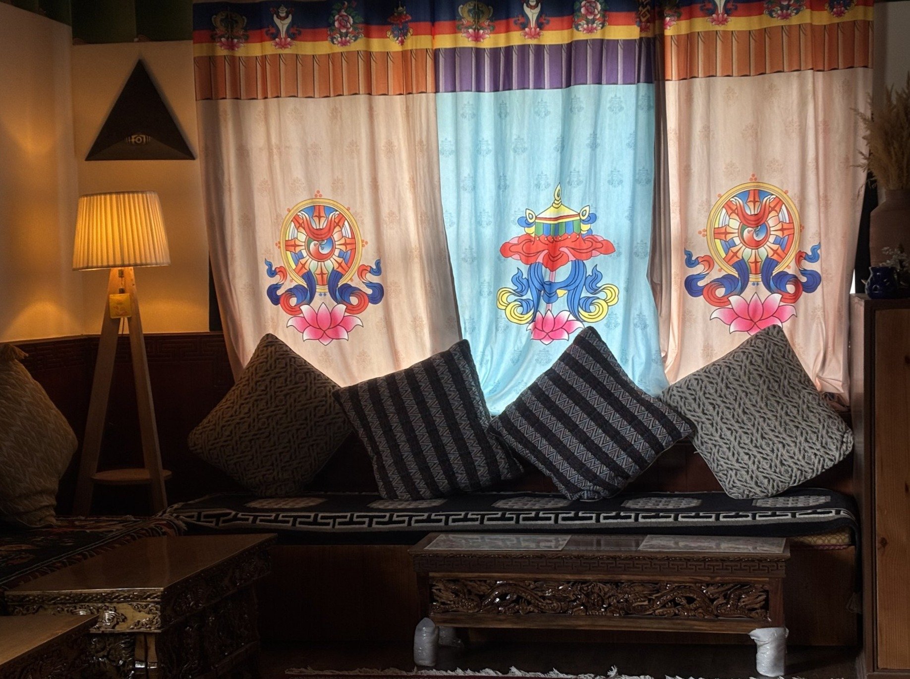 Cozy and inviting common room area at White Lotus Homes in Tabo, featuring traditional wooden architecture, comfortable